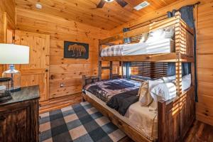 En eller flere senge i et værelse på Luxury Cabin Rental, Perfect to see Fall Colors + 100 billeder