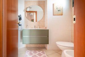 Un baño con lavabo, inodoro y espejo. en Bed n breakfast Paradise, en Melendugno 64 fotos más