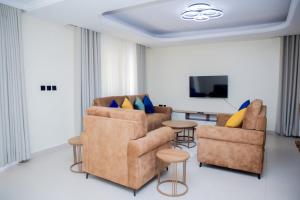 TV a/nebo společenská místnost v ubytování A Beautiful home, Kanombe, Nyarugunga