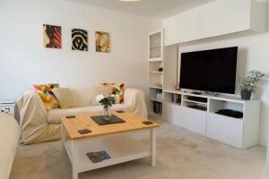 Μια τηλεόραση ή/και κέντρο ψυχαγωγίας στο Exeter Modern 3-Bed - Garden Escape - Parking