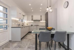 Η κουζίνα ή μικρή κουζίνα στο Villa Orizzonte - Ground Floor Apartment +22 φωτογραφίες