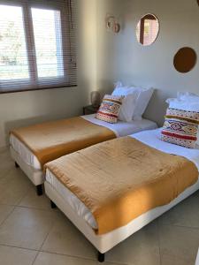 Postel nebo postele na pokoji v ubytování Superbe villa avec piscine vue mer, proche plage et Porticcio + 12 fotografií