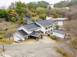 鹤冈市Yunohama Onsen TATSUNOYU的屋顶房屋的顶部景色