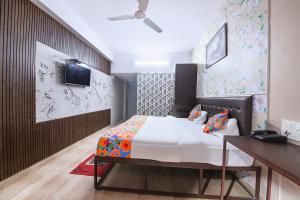 Un pat sau paturi într-o cameră la FabHotel Clement