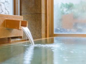 鹤冈市Yunohama Onsen TATSUNOYU的水池中央的喷泉