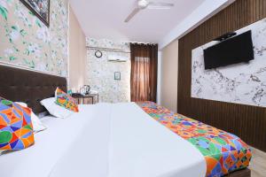 Un pat sau paturi într-o cameră la FabHotel Clement +26 fotografii