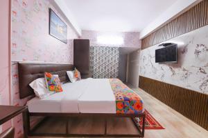 Un pat sau paturi într-o cameră la FabHotel Clement