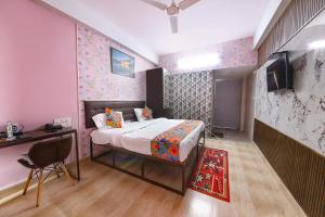 Un televizor și/sau centru de divertisment la FabHotel Clement