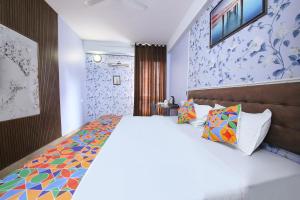 Un pat sau paturi într-o cameră la FabHotel Clement