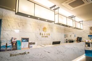 Un restaurante con un mostrador de mármol blanco y luces. en Arban City Hotel, en Busan