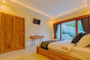 a bedroom with a bed and a window at Griya Mandara Ubud Villa in Ubud +18 photos
