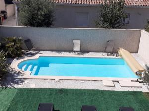 einen Pool mit Rutsche im Hof in der Unterkunft La Rose des Vents in Valence