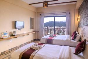 Ένα ή περισσότερα κρεβάτια σε δωμάτιο στο Pinnacle Hotel,Lakeside Pokhara
