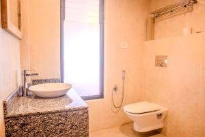 ein Badezimmer mit Waschbecken und Toilette in der Unterkunft Pinnacle Lodge,Lakeside Pokhara in Kāskī