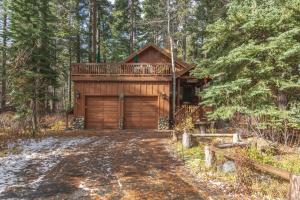 una cabaña de madera en el bosque con entrada en Tahoe Pines Beach Retreat home, en Tahoe Pines