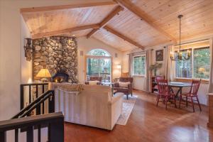 una sala de estar con una pared de piedra en Tahoe Pines Beach Retreat home, en Tahoe Pines 21 fotos más