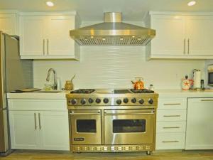 Кухня или мини-кухня в Villa Estelle
