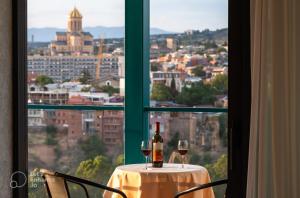 Cảnh Tbilisi hoặc tầm nhìn thành phố từ căn hộ