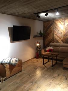 Una televisión o centro de entretenimiento en Apartament Bukowy by Domki Tatry