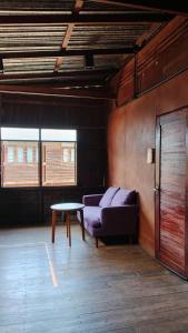 een woonkamer met een bank en een tafel bij Baan Chok Dee Homestay in Chiang Khan