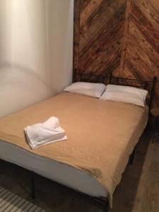 ein Bett mit zwei weißen Handtüchern darauf in der Unterkunft Apartament Bukowy by Domki Tatry in Bukowina Tatrzańska