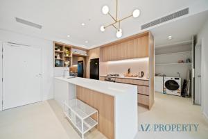 珀斯Luxury Perth CBD Apartment with Pool & Gym - Sleeps 3的房间里有白色台面的厨房