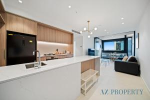 珀斯Luxury Perth CBD Apartment with Pool & Gym - Sleeps 3的带柜台的厨房和客厅