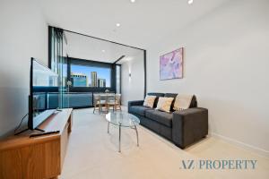 珀斯Luxury Perth CBD Apartment with Pool & Gym - Sleeps 3的客厅里有一张沙发和一张桌子。 更多58张照片