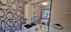 Koupelna v ubytování Ca de Franchi + 25 fotografií