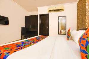 Ένα ή περισσότερα κρεβάτια σε δωμάτιο στο FabHotel Golden Palm