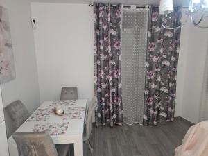 een eetkamer met een tafel en een gordijn bij El capricho de Olga in Almodóvar del Río +4 foto's