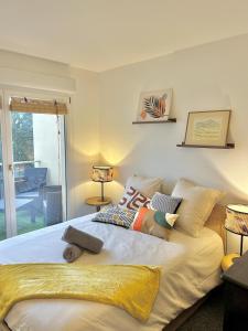 una camera da letto con un letto grande con cuscini sopra di Sweet Jungle - Stylish, Cozy and Romantic - Colmar a Bollwiller