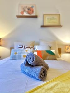 un paio di asciugamani posti sopra un letto di Sweet Jungle - Stylish, Cozy and Romantic - Colmar a Bollwiller