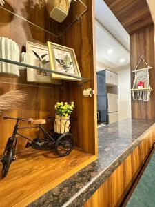 una bicicletta è appoggiata su un bancone in cucina di Luxury 1BHK Cozy Ambience Pool Full Kitchen ad Assagao Altre 22 foto