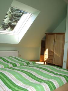 een slaapkamer met twee bedden en een raam bij Ferienhaus Enger in Beulwitz