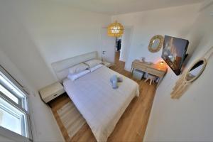 Postel nebo postele na pokoji v ubytování הבית היווני על הים Greek House