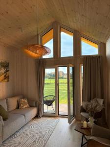 Posezení v ubytování STUDIO DZEŅI Sauna and Peaceful Hideaway