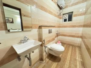 een badkamer met een wastafel en een toilet bij La Millionaire Resort in Auroville +82 foto's