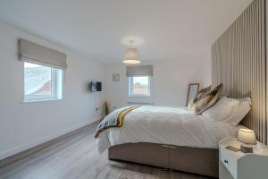 En eller flere senge i et værelse på Rothwill House by Winterton Cottages