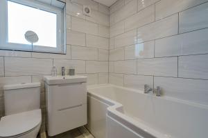 Et badeværelse på Rothwill House by Winterton Cottages + 6 billeder