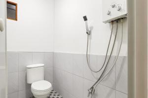 um banheiro com vaso sanitário e chuveiro em Villa TB Pangalengan Bandung RedPartner em Palayangan