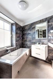 Koupelna v ubytování Apartamenty Katowicka 38 + 84 fotografií