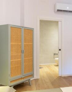 a bathroom with a glass cabinet with a toilet at Mestalla flats & Rut in Valencia