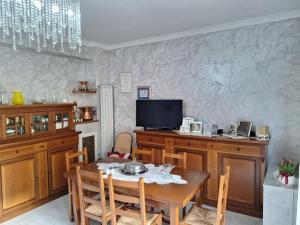 TV a/nebo společenská místnost v ubytování Sea view beach access path !