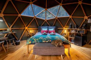 Postel nebo postele na pokoji v ubytování Gite à la ferme aux Alpagas