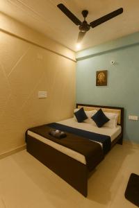 a bedroom with a bed with a ceiling at SRT Homes Ranchi in Rānchī