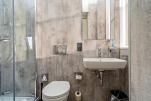 ロンドンにあるmk hotel londonのトイレ、洗面台、シャワー付きのバスルーム