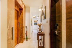 pasillo con puerta de madera y mesa en FabHotel Khushi Regent - Near DB Mall, en Bhopal