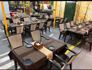 Un restaurante u otro lugar para comer en Turquoise Kharadi A Business Hotel 15 fotos más