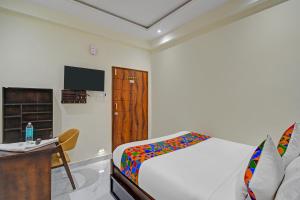 Μια τηλεόραση ή/και κέντρο ψυχαγωγίας στο FabHotel Broholic Stay Inn +21 φωτογραφίες